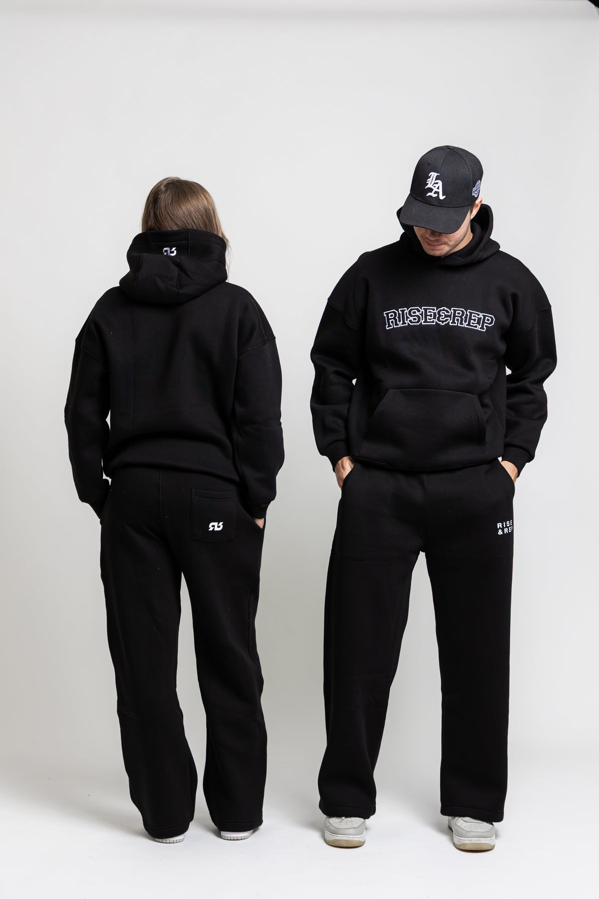 RISE & REP HOODIE - SVART