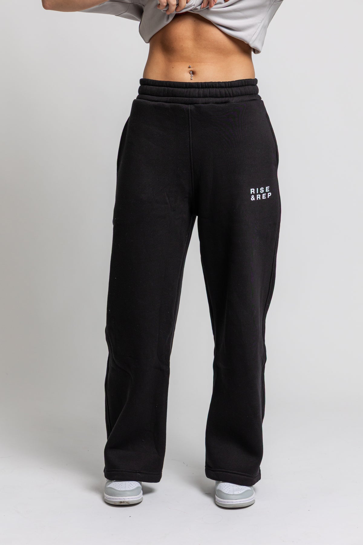 RISE&REP WIDE-LEG SWEATPANTS - SVART