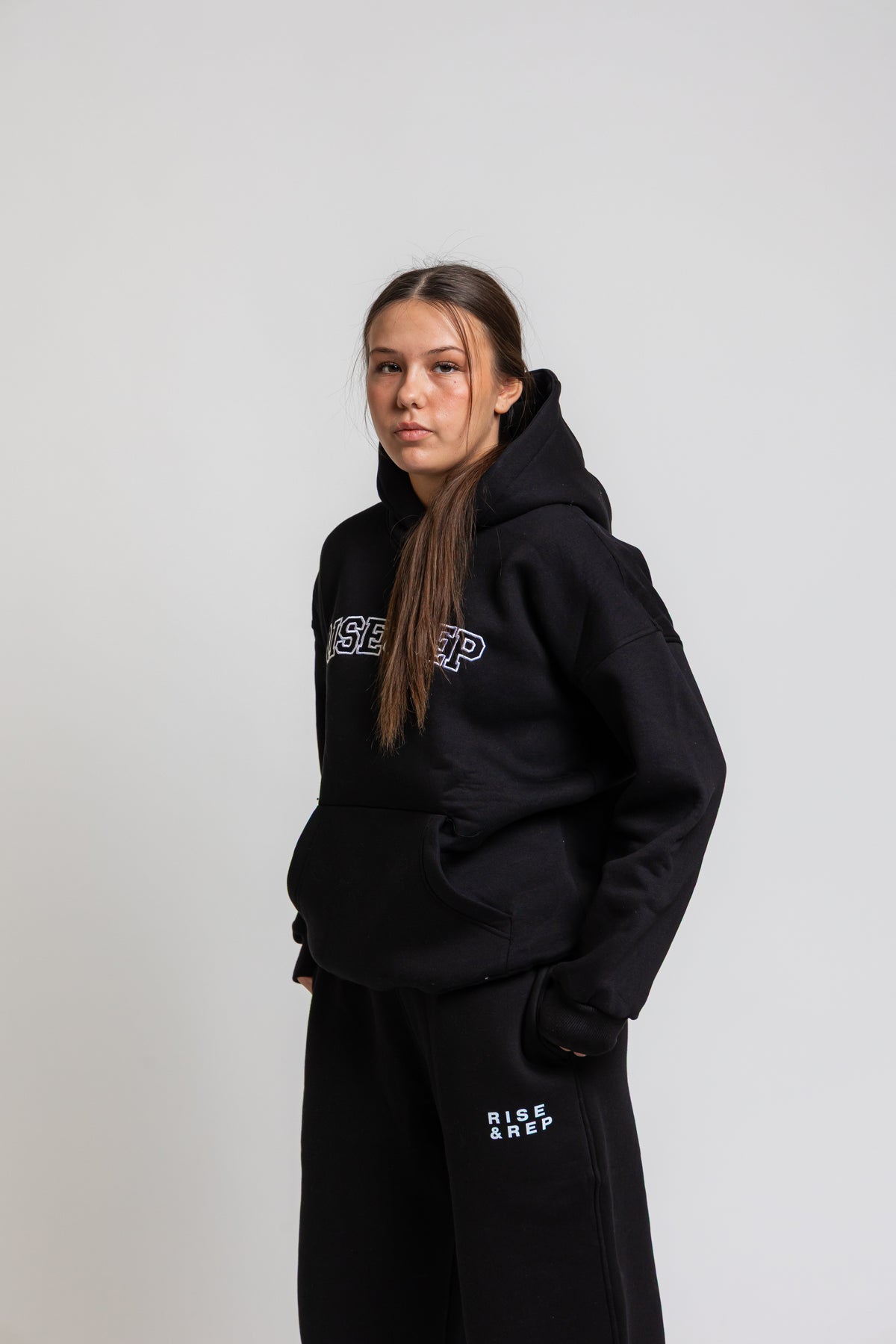 RISE & REP HOODIE - SVART
