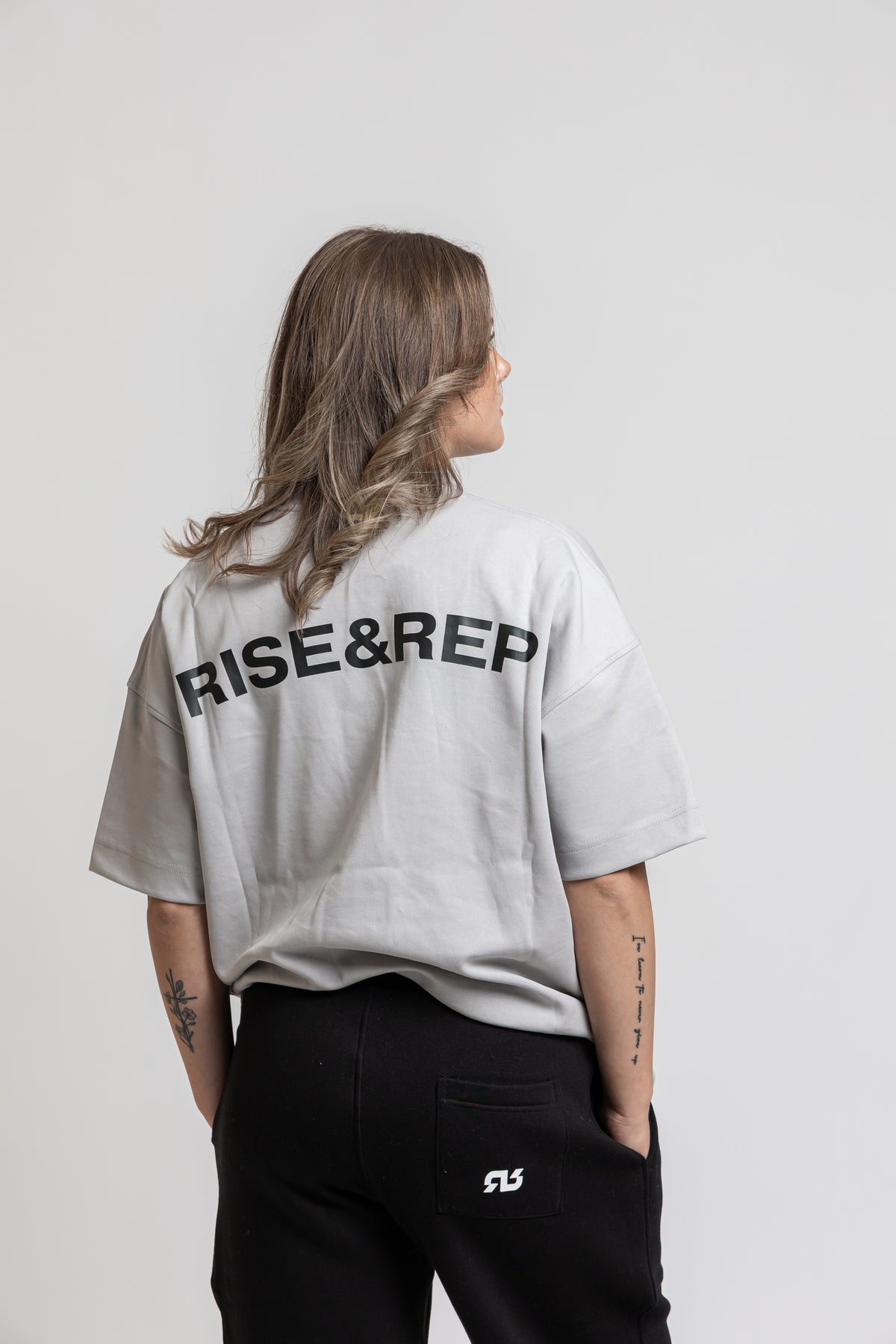 RISE&REP SIGNATURE OVERSIZED TEE - GRÅ