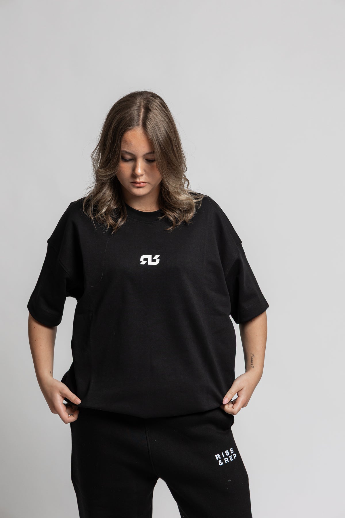 RISE&REP SIGNATURE OVERSIZED TEE - SVART