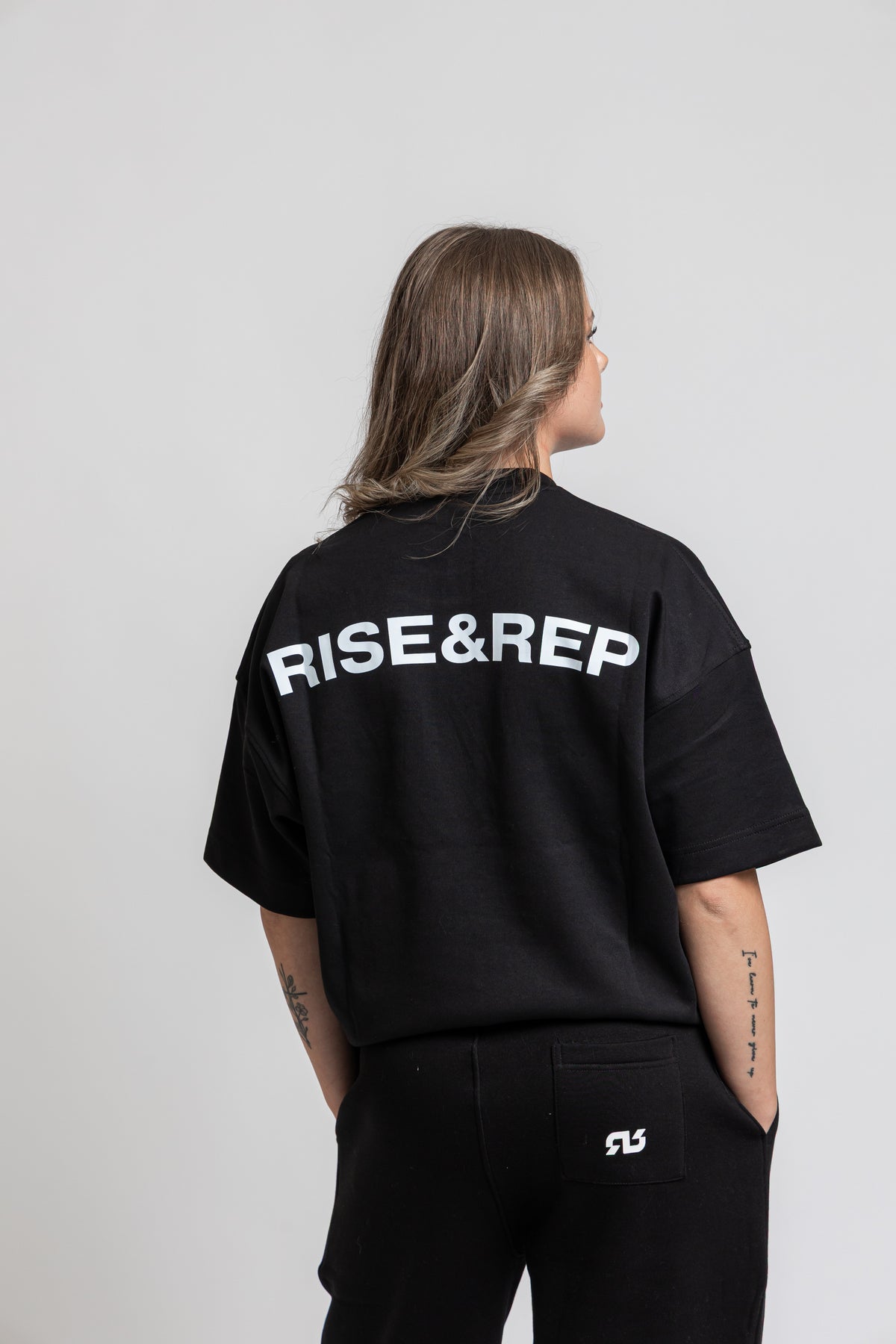 RISE&REP SIGNATURE OVERSIZED TEE - SVART