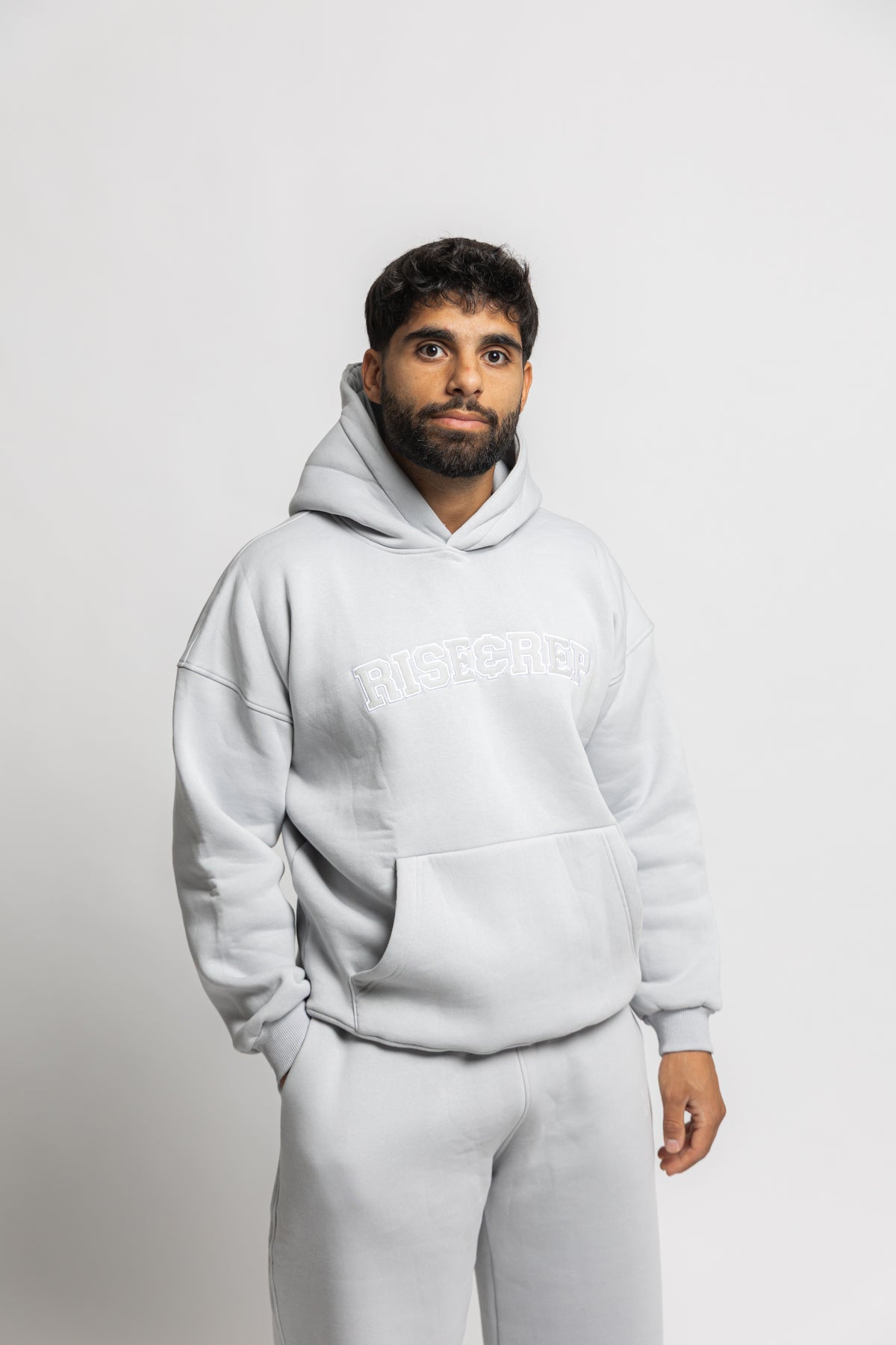 RISE & REP HOODIE - GRÅ