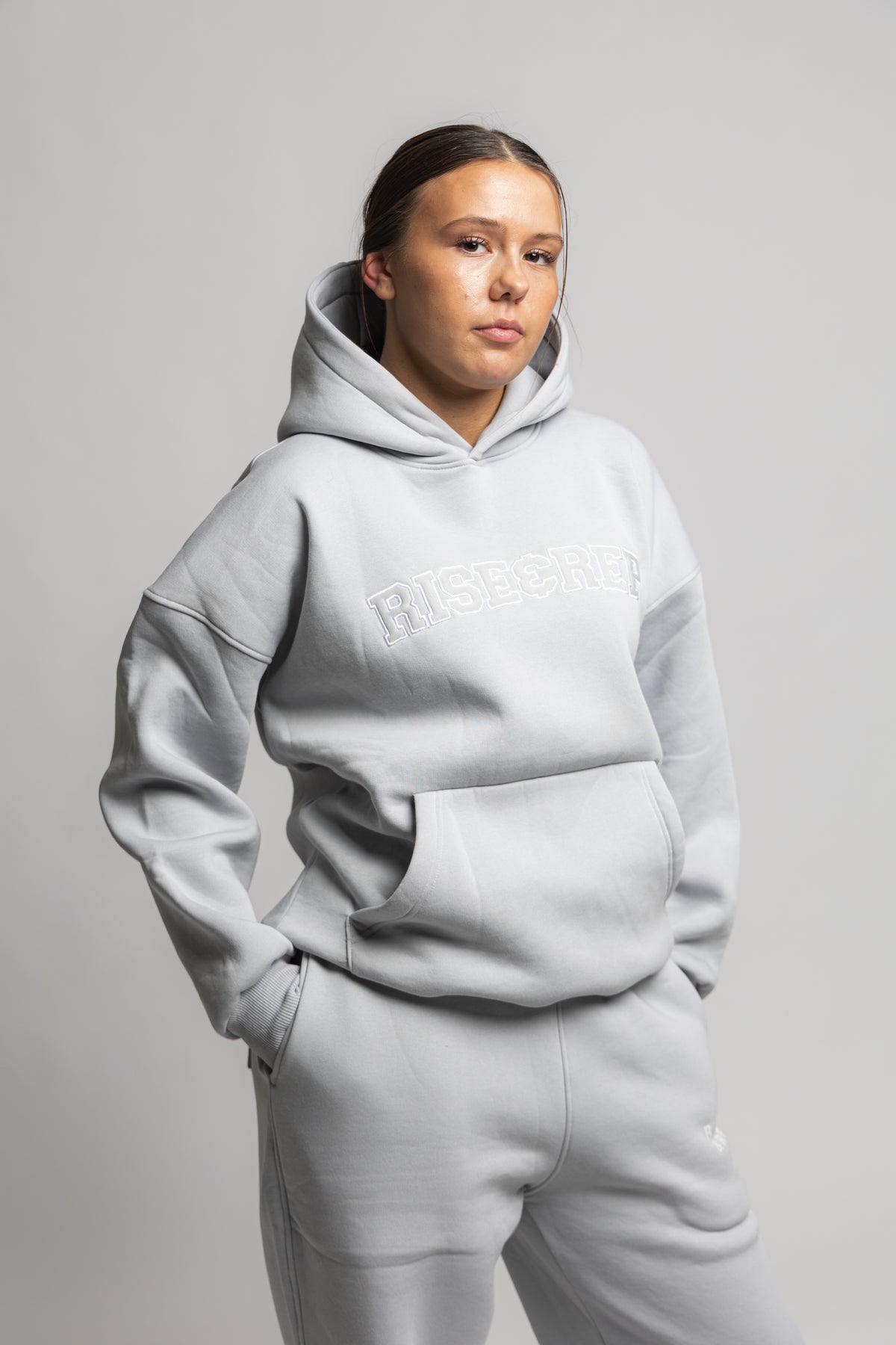 RISE & REP HOODIE - GRÅ