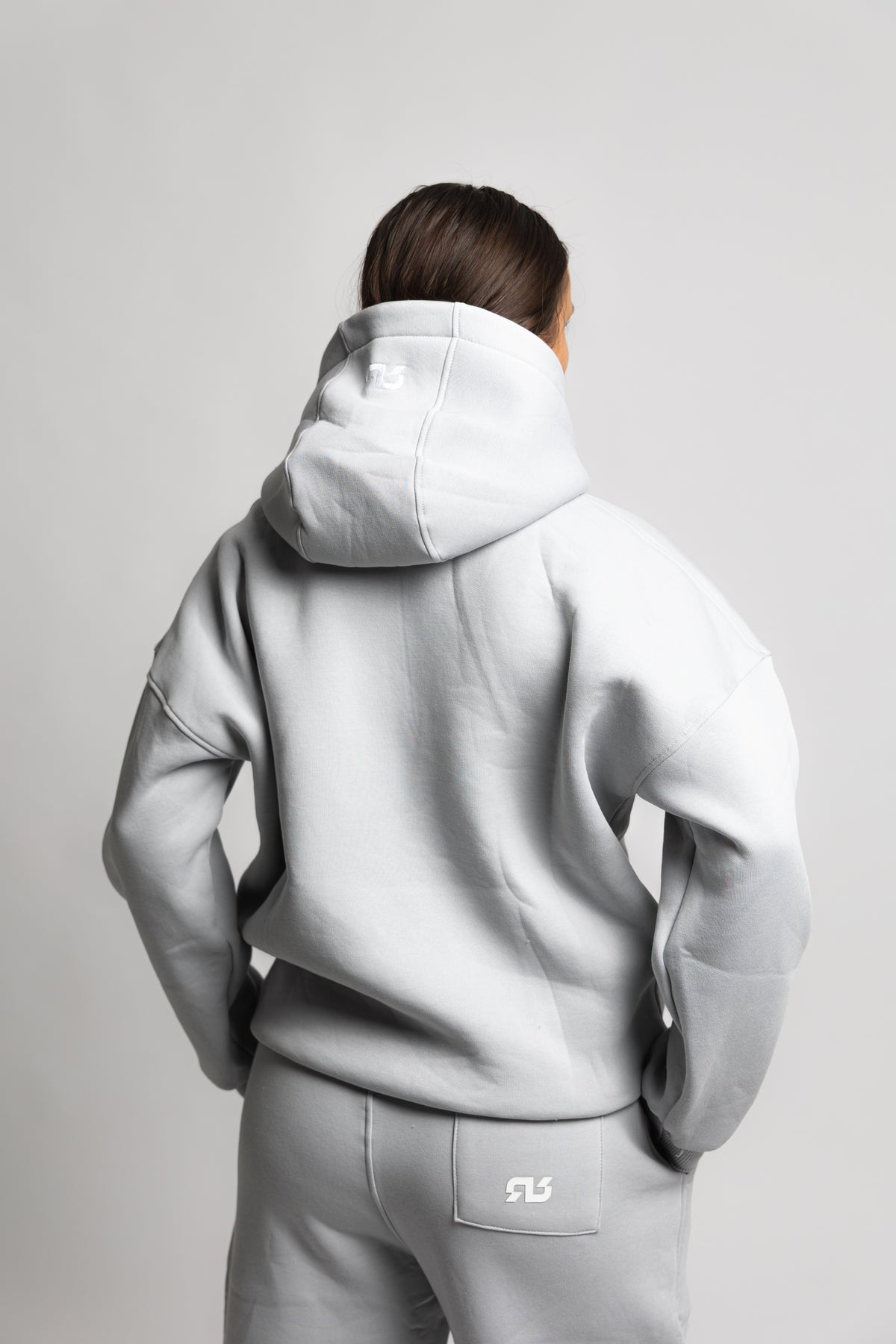 RISE & REP HOODIE - GRÅ